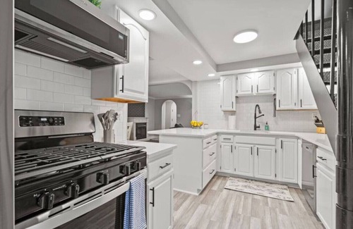 Lexington House | Modern cottage w beach 3 blocks!