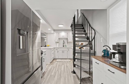 Lexington House | Modern cottage w beach 3 blocks!