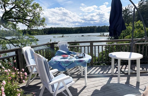 Loftahammar House | Modern Cottage with Lakeside Location and Idyllic Setting near Loftahammar | SE05084