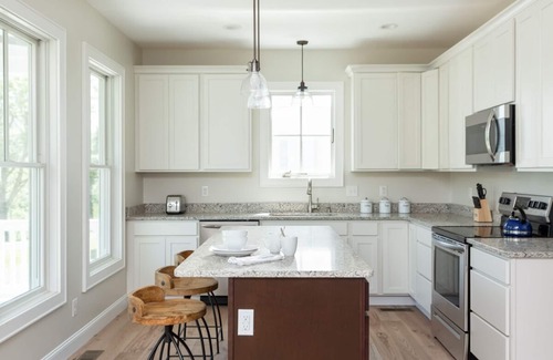 Warm Springs House | Modern cottage with Mountain Views, WiFi and access to the Old Dairy Complex