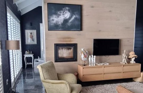 Riebeeck West Villa | Modern Country Holiday Home