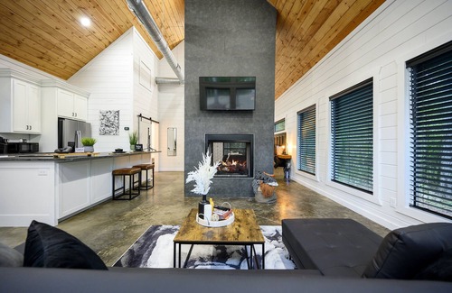 Broken Bow Cabin | Modern Couples Getaway