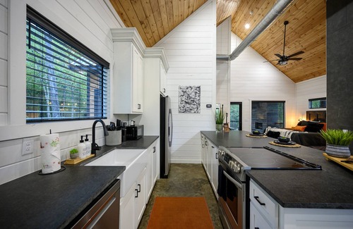 Broken Bow Cabin | Modern Couples Getaway