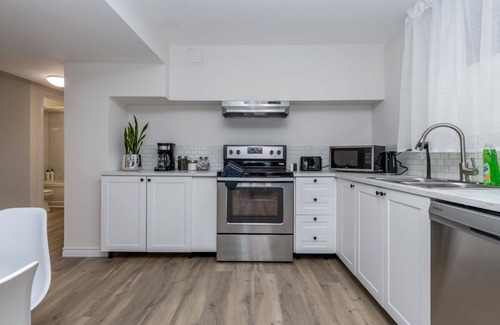Barrie House | *Modern & Cozy* 1 Bdrm W/Fast Internet & Smart TV
