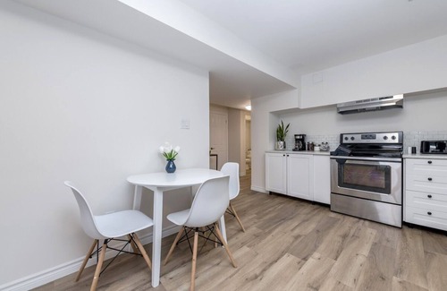 Barrie House | *Modern & Cozy* 1 Bdrm W/Fast Internet & Smart TV