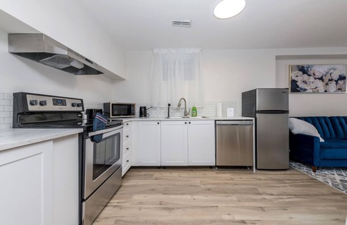 Barrie House | *Modern & Cozy* 1 Bdrm W/Fast Internet & Smart TV