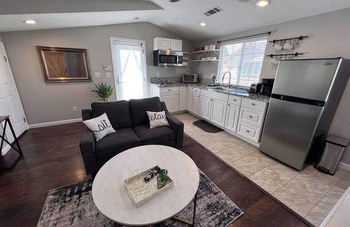 Dixon Apartment | Modern Cozy 1-bedroom Detached Apartment with Private Parking, W/D, Fiber Wifi