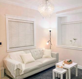 Renfrew-Collingwood House | Modern & Cozy 2-Bed Suite in Vancouver
