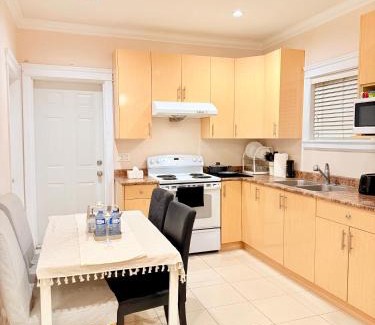 Renfrew-Collingwood House | Modern & Cozy 2-Bed Suite in Vancouver