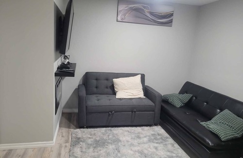 Southwest Edmonton House | Modern, cozy 2 bedroom suite in SW Edmonton close to the airport.