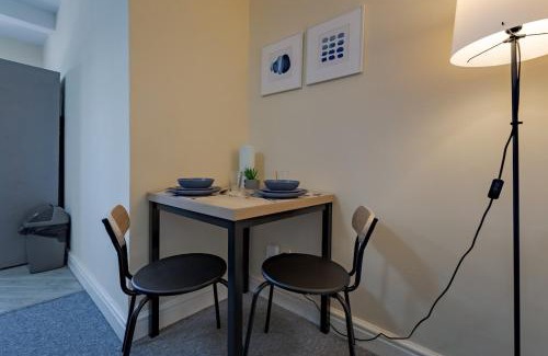 Smethwick Apartment | Modern Cozy 2BR Flat- Free parking- Near WBA