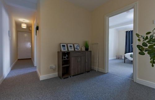 Smethwick Apartment | Modern Cozy 2BR Flat- Free parking- Near WBA