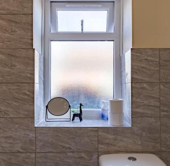 Smethwick Apartment | Modern Cozy 2BR Flat- Free parking- Near WBA