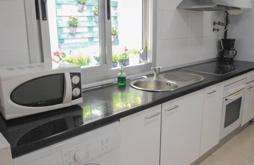 Campos Eliseos Apartment | Modern Cozy Apartment Near Beach and Museum, Sleeps 6, Airport Bus, Málaga