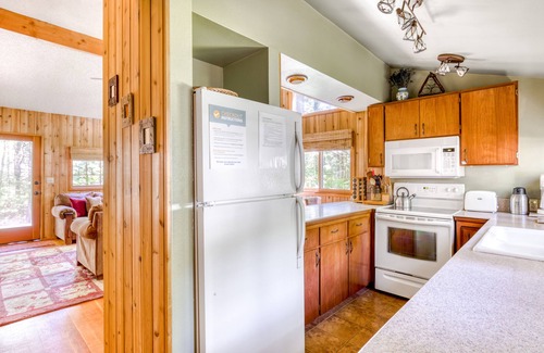 Rhododendron Cabin | Modern, cozy, dog-friendly mountain retreat in central location