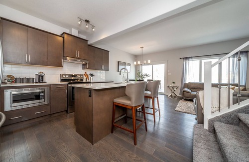 Southwest Edmonton House | Modern*Cozy*Full House*Fireplace*Large Yard*YEG Airport*All Amenities*Sleeps 6
