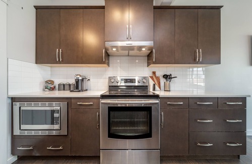Southwest Edmonton House | Modern*Cozy*Full House*Fireplace*Large Yard*YEG Airport*All Amenities*Sleeps 6