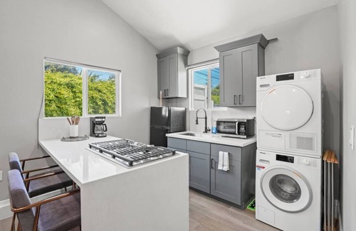 McLaughlin House | Modern & Cozy Guest House Studio PET Friendly Parking