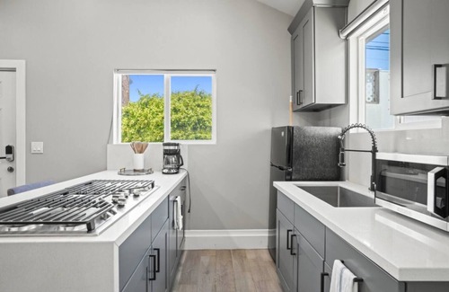 McLaughlin House | Modern & Cozy Guest House Studio PET Friendly Parking