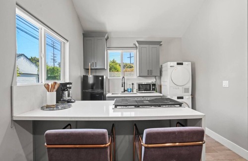 McLaughlin House | Modern & Cozy Guest House Studio PET Friendly Parking