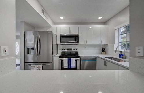 Richmond West House | Modern cozy home! Single Family with game room, Pool & Patio.