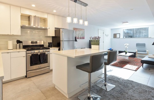 Dundarave House | Modern & Cozy Near The Ocean