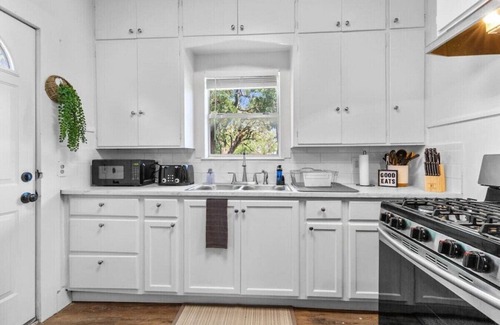 Sayles Blvd. Area House | Modern & Cozy, Sleeps 6 w/Coffee Bar