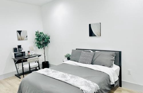 Van Nuys Apartment | Modern Cozy Stay Desk Fridge Microwave