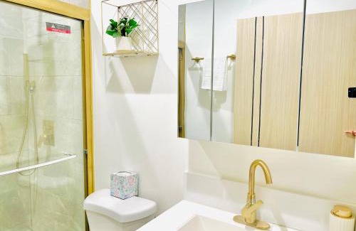 Van Nuys Apartment | Modern Cozy Stay Desk Fridge Microwave