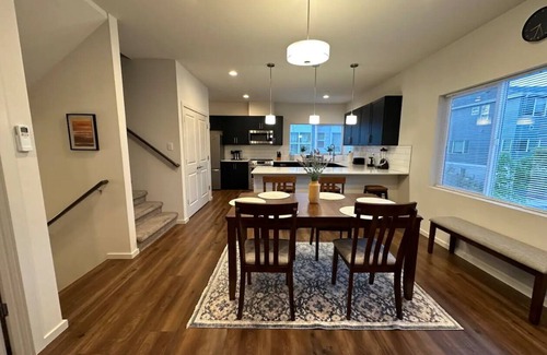 Monroe House | Modern & Cozy Townhouse in Monroe