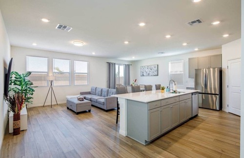 Arden House | Modern Cozy Vegas Home-5bd 3ba