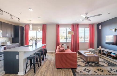 Camelback East Apartment | Modern CozySuites - paradise under the palm trees!