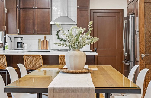 East Harriet Apartment | Modern Craftsman - East Harriet - 3 min to Lakes