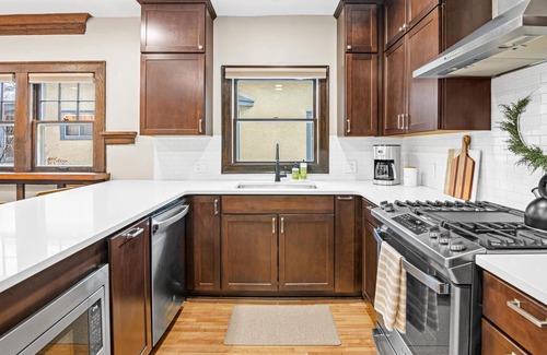 East Harriet Apartment | Modern Craftsman - East Harriet - 3 min to Lakes