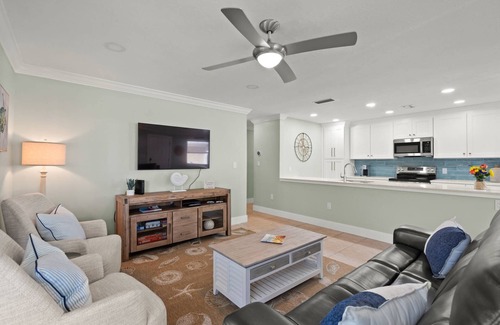 Siesta Key Condo | Modern Crystal Sands Villa: Private Beach, 2 Heated Pools, Steps to Crescent Beach & Siesta Key Fun