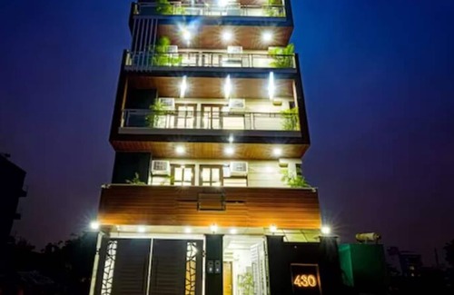 Gurugram Apartment | Modern cyber retreat with Gym