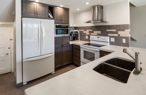 Sandpoint Condo | Modern Darling Downtown Condo | Pool, Tennis