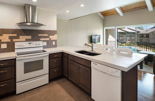 Sandpoint Condo | Modern Darling Downtown Condo | Pool, Tennis