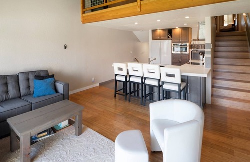 Sandpoint Condo | Modern Darling Downtown Condo | Pool, Tennis