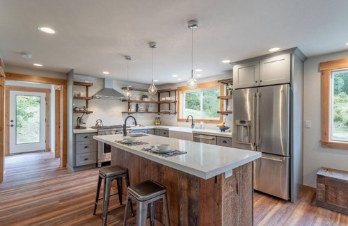 Leavenworth House | Modern Day Luxury Cabin Living! 4 Bed/4Bath, Hot Tub, 5 Acres, 15 Min to Lvnwrth