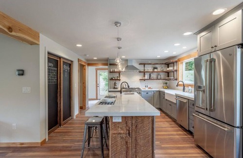 Leavenworth House | Modern Day Luxury Cabin Living! 4 Bed/4Bath, Hot Tub, 5 Acres, 15 Min to Lvnwrth
