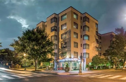 Capitol Hill Hotel | Modern DC Suite - Pet Friendly | Full Kitchen & Dining | Near National Landmarks
