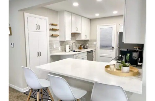 Grandview Heights Apartment | Modern Deco Flat - Mins to Everything❕