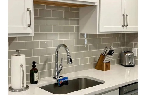 Grandview Heights Apartment | Modern Deco Flat - Mins to Everything❕