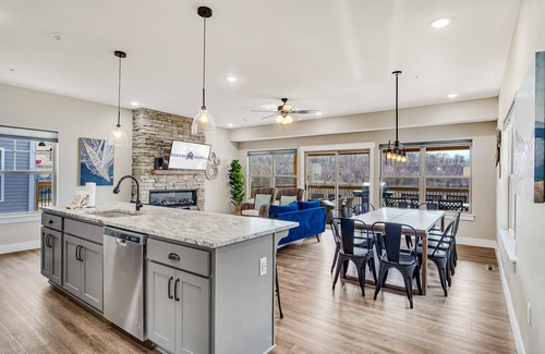 Table Rock House | Modern Decor-Arcades-Air Hockey-Cmty Pools-Table Rock Lake Views-Free Tickets-Pvt Hot Tub