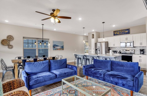 Table Rock House | Modern Decor-Arcades-Air Hockey-Cmty Pools-Table Rock Lake Views-Free Tickets-Pvt Hot Tub