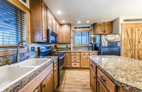 Winter Park Condo | Modern decor condo in Downtown WP w/access to Rec center w/pool, hot tub and
