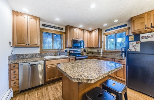 Winter Park Condo | Modern decor condo in Downtown WP w/access to Rec center w/pool, hot tub and