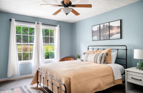 Luray House | Modern decor, Hot Tub, Fire Pit & River Access!