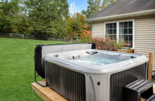 Luray House | Modern decor, Hot Tub, Fire Pit & River Access!